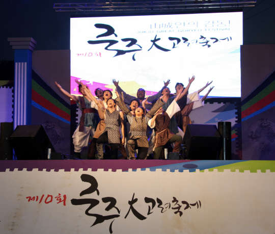 씨앤앰 케이블방송은 '착한콘서트'와 '쇼!3시봉' 공개방송이 오는 25일까지 경기도 안성시에서 열리는 제12회 죽산 죽주大고려문화축제에서 진행된다고 21일 밝혔다. 사진은 지난 10회 축제 당시 무대 현장의 모습이다. <씨앤앰 제공>